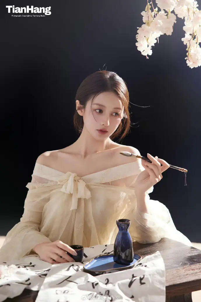 音乐制作人使用合成器界面